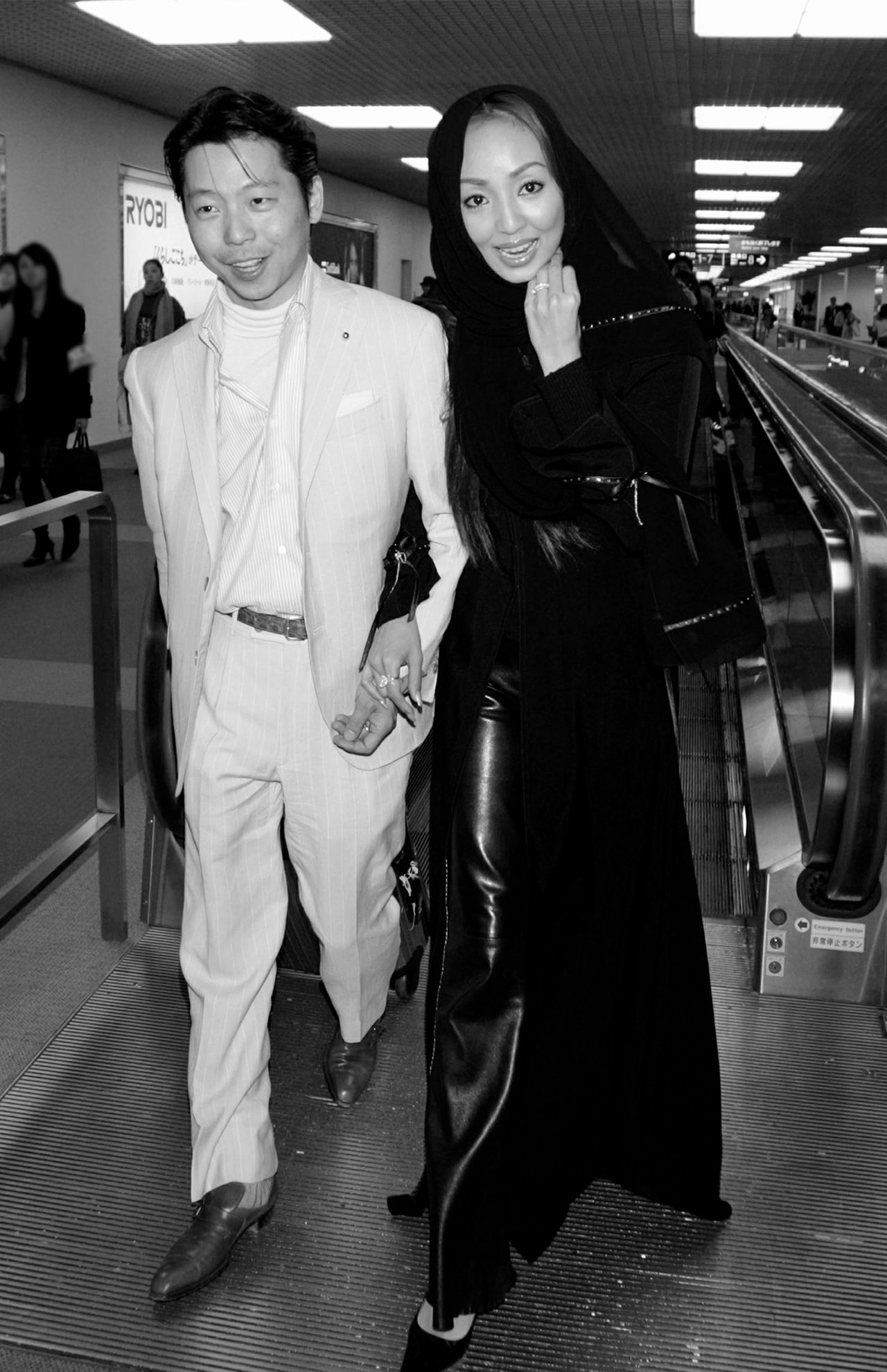 アラブの民族衣装を着たまま新婚旅行から帰国した、神田うのと夫の西村拓郎氏