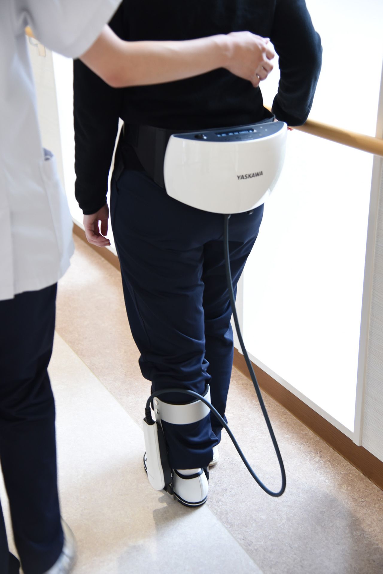 足首アシスト装置／脳卒中の片側麻痺のための足首の動きをアシスト。足底の負荷やかかとから着地する動きなど、足首に特化した動きに優れている