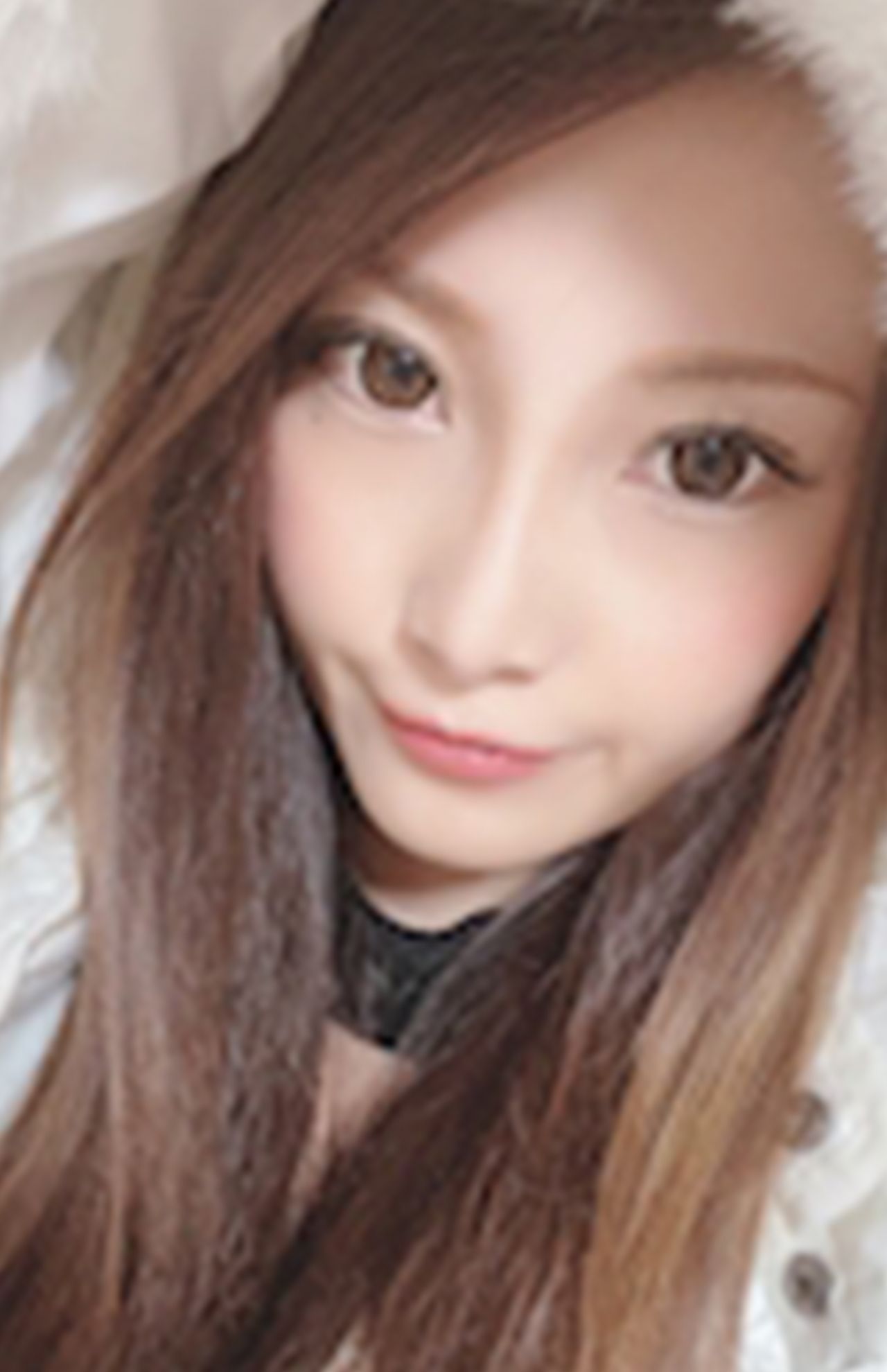 勤めていたキャバクラでの田口朱音さん（店のホームページより）