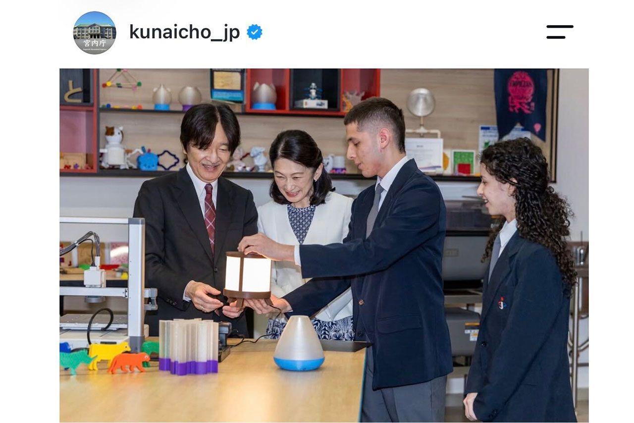 8月24日、『日本パラグアイ学院』を訪問された秋篠宮ご夫妻。家族写真が浮かび上がると、笑顔があふれる秋篠宮さまと紀子さま（宮内庁インスタグラムより）