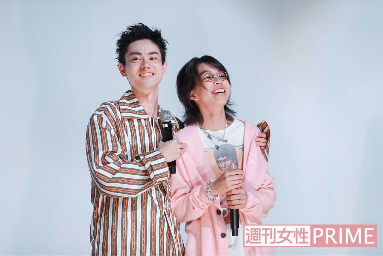 撮影期間中は「現場は太賀、プライベートは俺（菅田）」と、YOSHIを2人で役割分担しながら、見守っていたんだとか　撮影／森田晃博