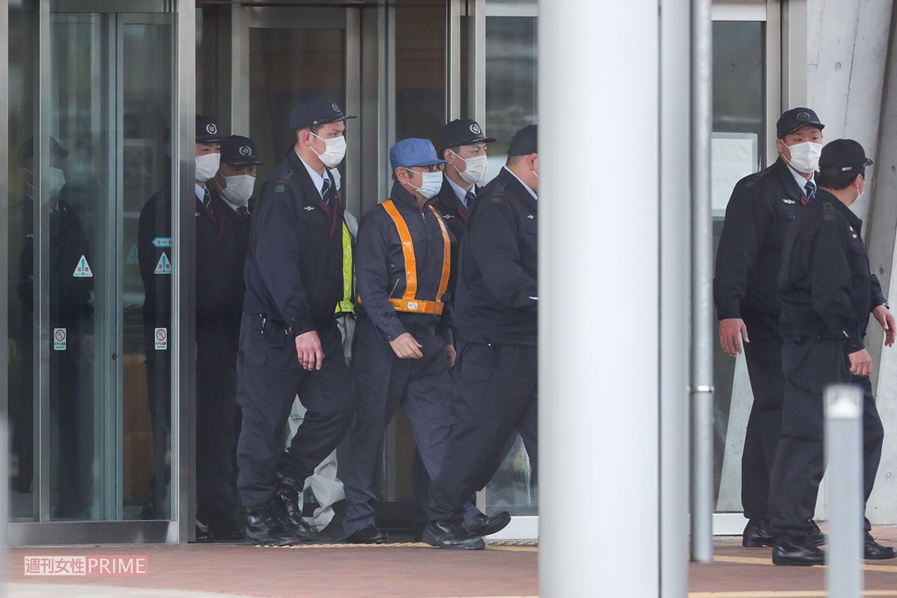 '19年3月、保釈するカルロス・ゴーン。周囲と同じ装いのほうが目だ立たなかったのでは……？