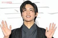 Snow Man・目黒蓮、『anan』の表紙で見せたフェミニン衣装に「また変な服着せられてる」ファンが覚えた違和…