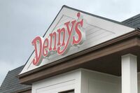 ファミレス『デニーズ』が“赤い新ロゴ”発表、気になる「店舗の“黄色いロゴ”の行方」広報に聞いた3つの…