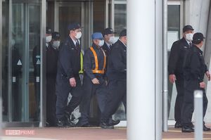 '19年3月、保釈するカルロス・ゴーン。周囲と同じ装いのほうが目立たなかったのでは……？