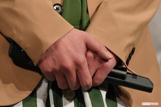 『嵐 活動休止表明会見』にて、マイクを強く握りしめる二宮和也