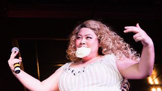 マシュマロ、大福に続いた“肉まんキャッチ”に観客は大爆笑！　(C)KEIICHI NITTA STUDIO