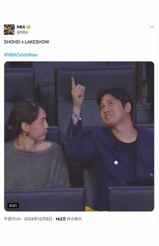 NBAの観戦中、スクリーンに映ったことに気づき照れ笑いする大谷夫妻（NBA公式Xより）