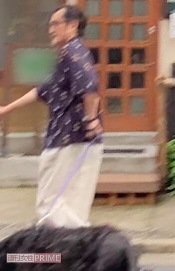 ノーマスクで都内を散歩する吉田鋼太郎（2021年7月）