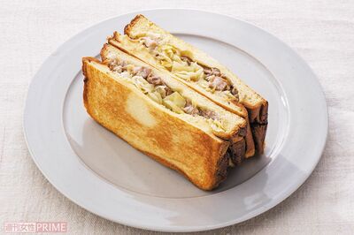 スペアリブとキャベツのビネガー煮込みのホットサンドリメイク（撮影／廣瀬靖士）