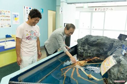 タカアシガニにさわれるコーナーで小林さんと（撮影／矢島泰輔）