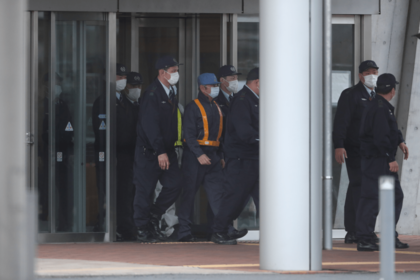 清掃作業員のような“変装”をさせられていた保釈時のカルロス・ゴーン