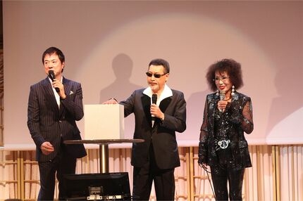 左から高知東生、桑野信義、清水節子（清水節子ディナーショーにて）