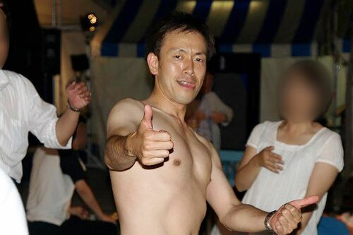 地元のイベントで上半身裸になった丸山容疑者（SNSより）