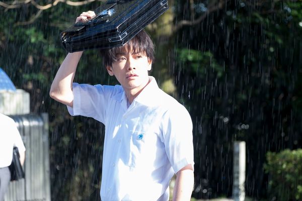 1話に律（佐藤健）が登場し、視聴者の目もハートに!?　(c)NHK