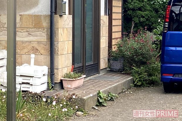 野本容疑者の自宅。綺麗に手入れされていたはずの花はしおれかけて……