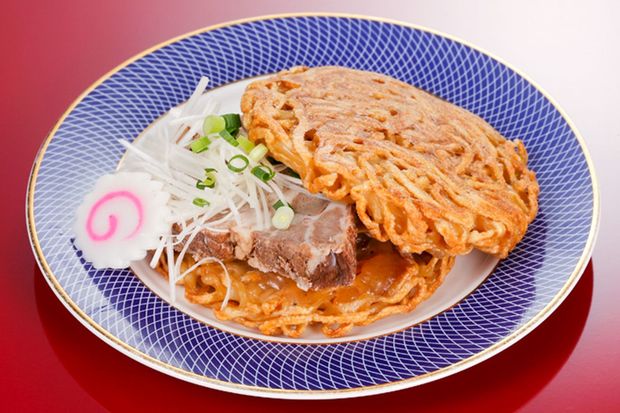 『ふるさと亭』の喜多方ラーメンバーガー　撮影／齋藤周造