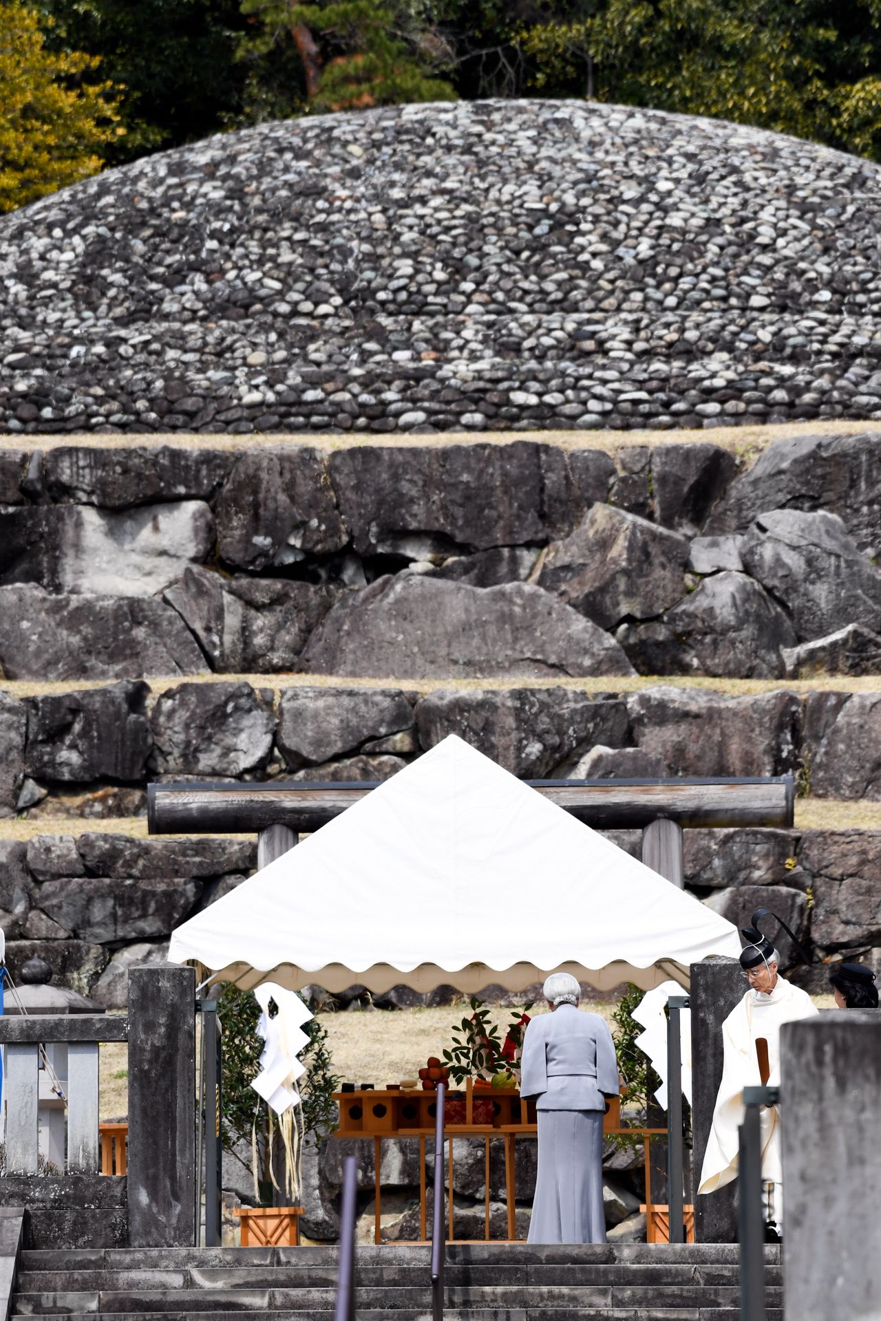 昭和天皇が眠る御陵に玉串をささげ、深々と拝礼された美智子さま