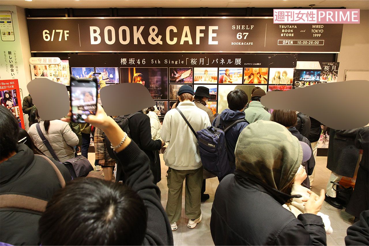 櫻坂46のパネル展会場はファンで混雑