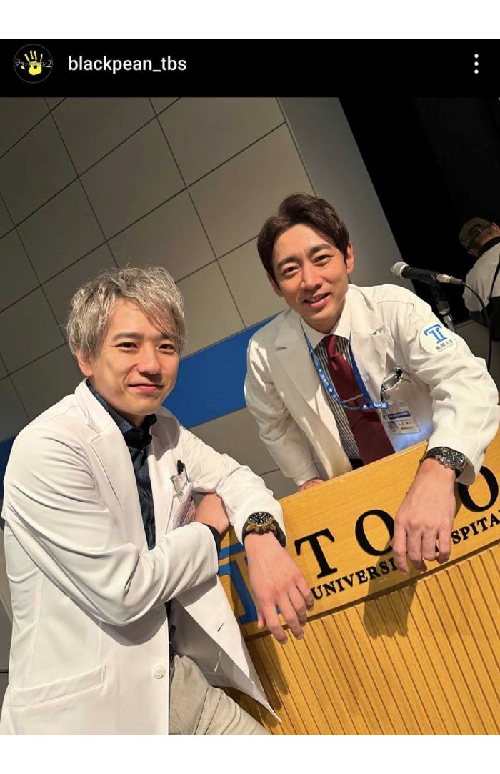 シーズン1に引き続き共演している小泉孝太郎と一緒に、にこやかなオフショット（番組公式インスタグラムより）