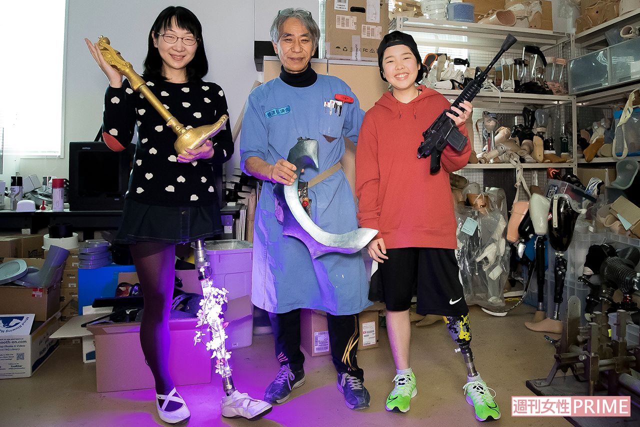 ファッションショー用の義足を手に、（左から）須川さん、臼井さん、みなみさん