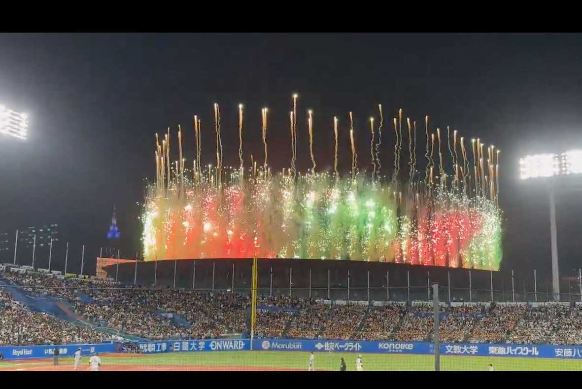 Mrs.GREENAPPLEの国立競技場公演でド派手な花火が上がり、神宮球場の試合は2日連続で試合が一時中断に（Xより）