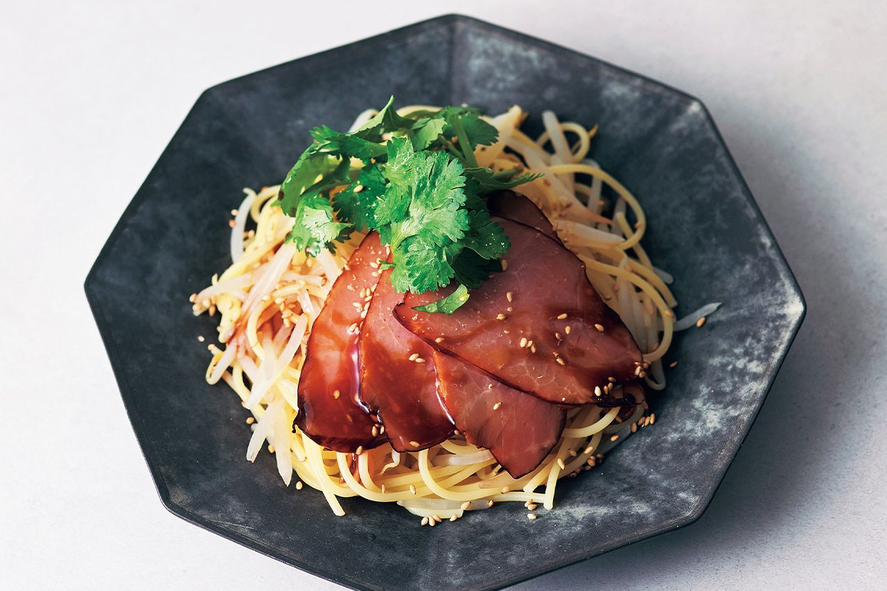 チャーシューともやしのオイスターパスタ　写真／鈴木泰介