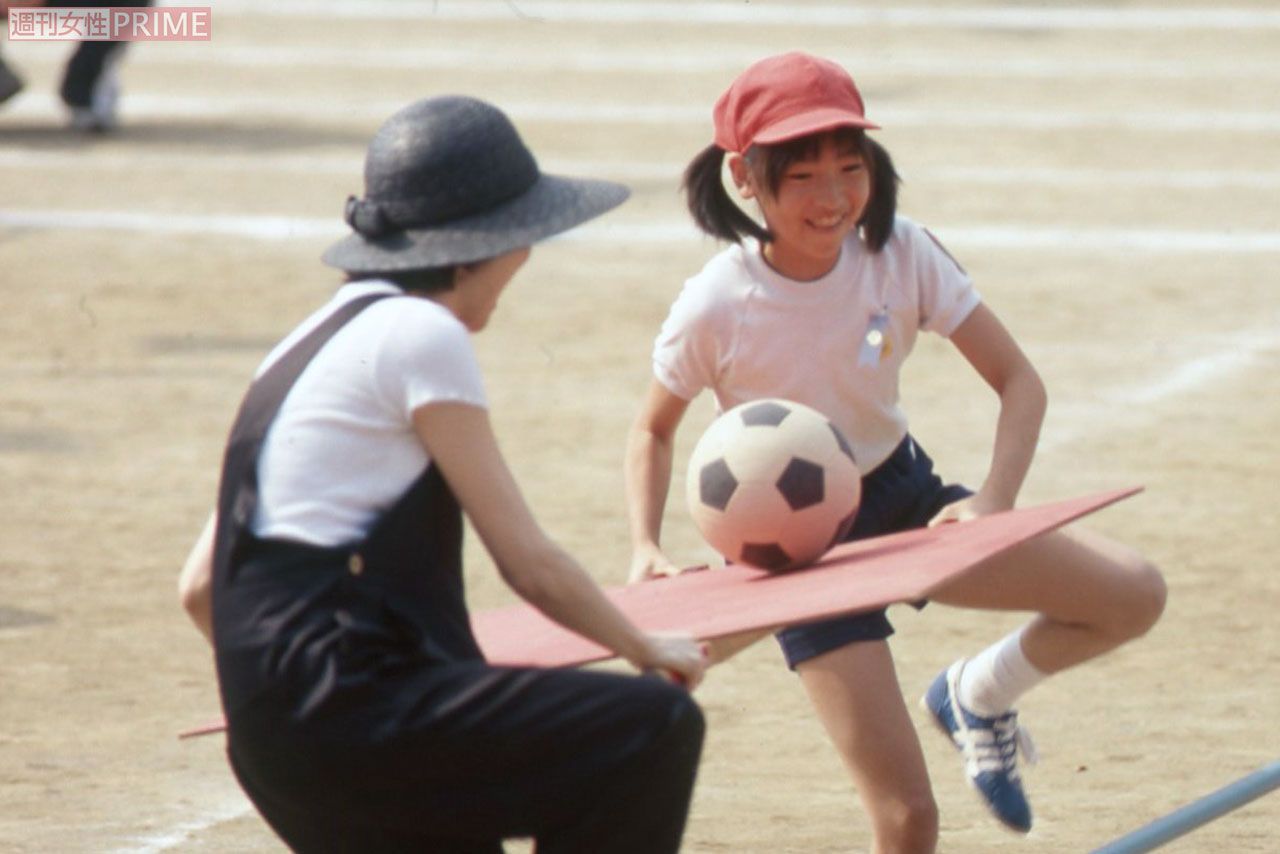 運動会の親子競技でハッスルする神田沙也加さん（当時11歳）と松田聖子（1997年10月）