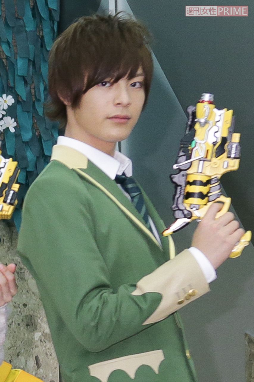 塩野瑛久…当時18歳。ジュノンボーイ出身で、『獣電戦隊キョウリュウジャー』（’13年）では立風館ソウジ／キョウリュウグリーンを演じた。その後の出演作は『貴族降臨 PRINCE OF LEGEND』（’19年）など