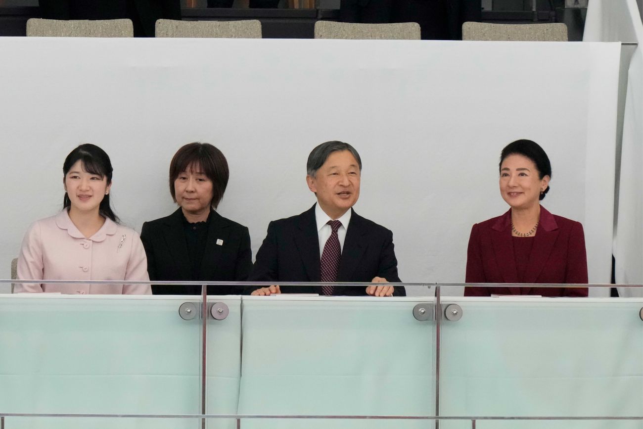 2025年11月に開催された『第25回夏季デフリンピック競技大会　東京2025』で水泳競技をご覧になる天皇皇后両陛下と愛子さま（写真/JMPA）