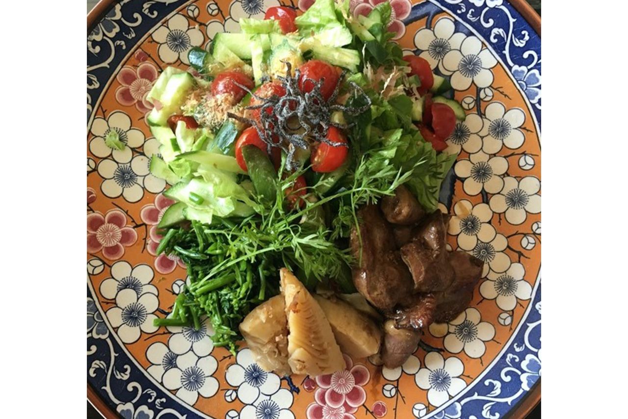 家庭菜園と料理が趣味。ベランダのハーブや再生野菜でお皿に彩りをプラスするようにしている