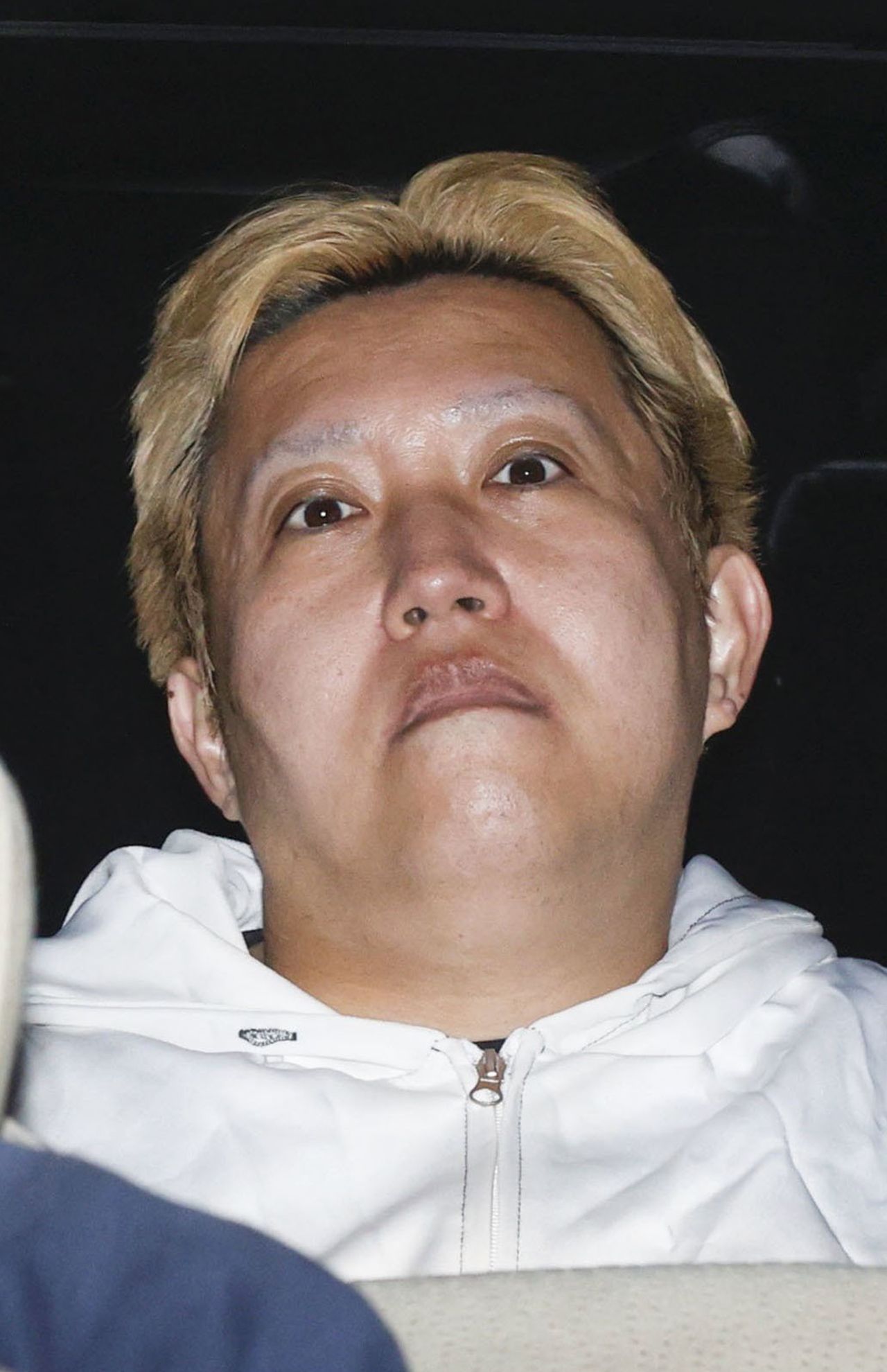 「煉獄コロアキ」の男逮捕　警視庁丸の内署から移送されるユーチューバー杉田一明容疑者＝13日午後11時57分（写真/共同通信社）