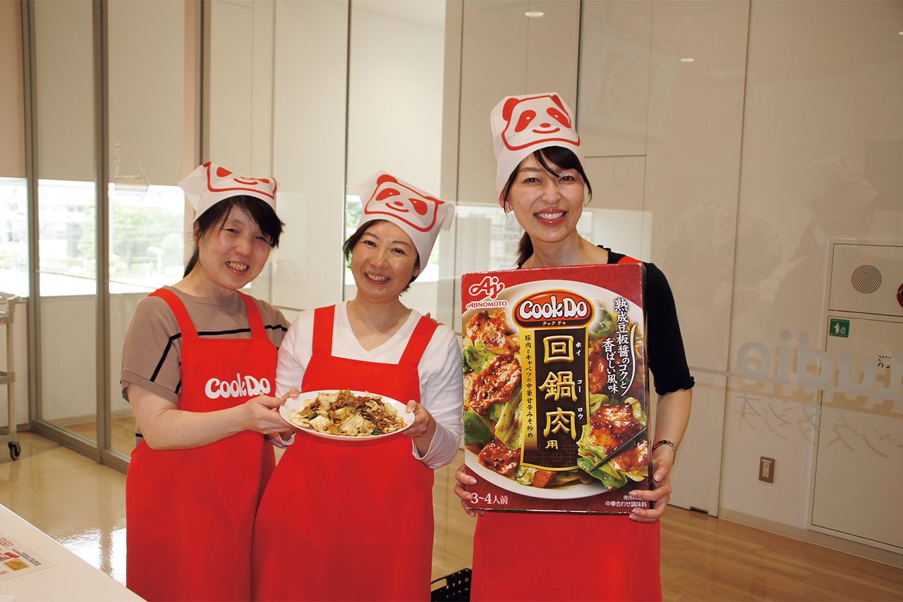 エプロンと「アジパンダ（R）」三角巾をつけて、回鍋肉づくりにチャレンジ！ 記念撮影も思い出になる