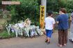 事後現場に花を手向ける被害児童の友人とその保護者