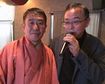 高校同期会二次会でカラオケを歌う桜井氏とツーショットで並んだ立川談之助