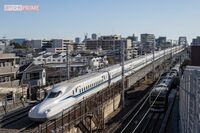 《新幹線でマナー違反だと思う行為ランキング》男女500人に聞いた「無言シート倒し」「飲酒して騒ぐ」を超…