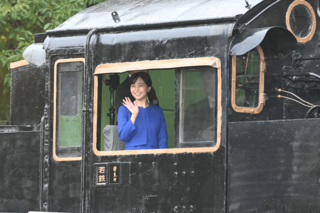 若桜鉄道のSL機関車の助手席に乗車。汽笛を鳴らして笑顔を(2026年9月26日)