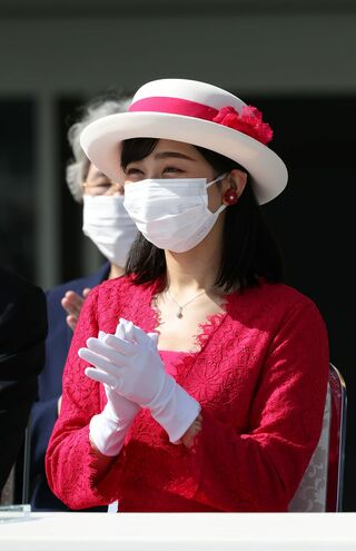 白のハットとあわせて、現在よりも可憐な印象が際立つ（2022年10月）