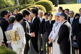 武豊さんと馬の話をされる両陛下