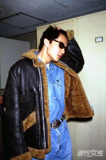 革ジャンにサングラス姿がクールな福山雅治