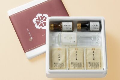 『温泉湯豆腐3丁入り（胡麻だれ・ぽん酢付き）』3780円（送料込み）