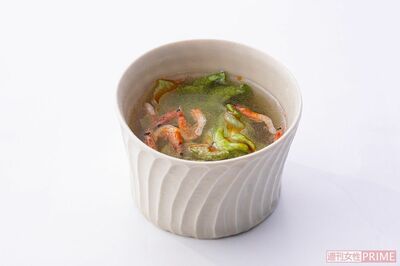 うまみがギュッと詰まったお手軽スープです「レタスと桜えびの中華スープ」調理／みないきぬこ　スタイリング／中村弘子　撮影／廣瀬靖士