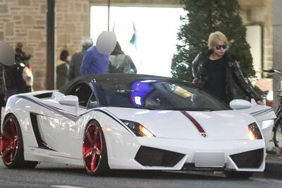 真っ白な愛車のランボルギーニで銀座を訪れた手越祐也