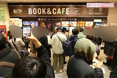 櫻坂46のパネル展会場はファンで混雑