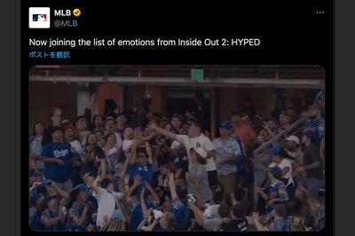 大谷翔平の27号ホームランに手を差し出す観客らの中央に、のちにボールが直撃する少年が座って（『MLB』公式˛より）