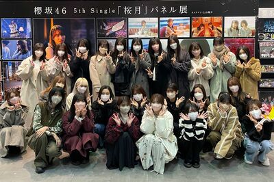 櫻坂46ファンが大暴走！渋谷『TSUTAYA』にメンバー集結で「バスの周りがごった返し」「道を塞いで通せんぼ…