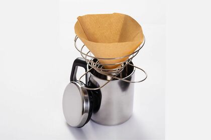 ダイソー　折りたたみコーヒードリッパーダイソー　ふた付ステンレスマグカップ（220円）うすく折りたたむことができ、アウトドアにピッタリなドリッパー。マグカップは冷めにくいステンレス製。フタがあると外で使うときにホコリが入らない