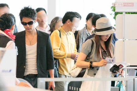 2008年6月、お忍び旅行のため羽田空港を訪れる妻夫木聡と柴咲コウ
