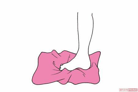 ②かかとは床につけたまま、爪先を浮かせて足指をパーに、下ろして指をグーにして、を繰り返し、シワをつくるようにタオルをたぐり寄せる。タオルを強く握る意識で。