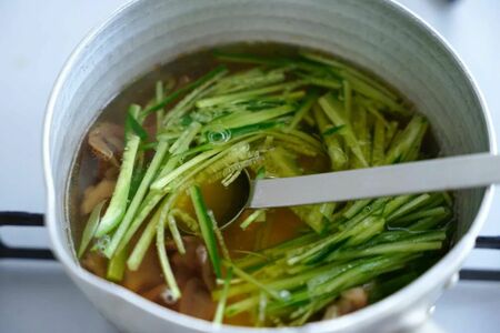 きゅうりの代わりに角切りにしたトマトなどもあいます（筆者撮影・東洋経済オンライン）